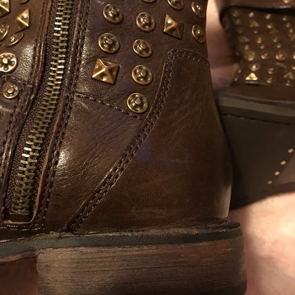 UGG Boots - Picture 4 of 4